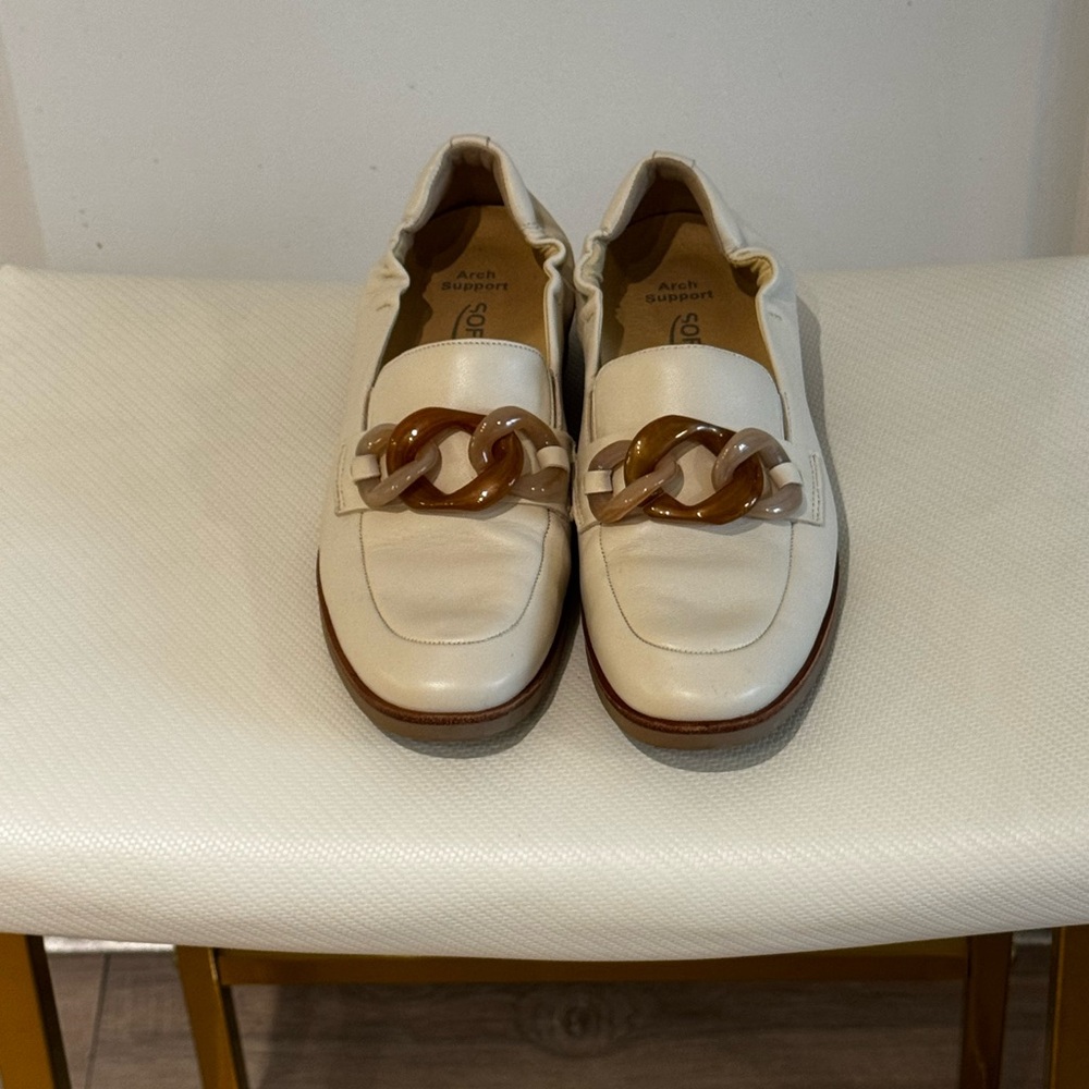 Women's Softwaves Gali Cream Loafers with Chain Detail